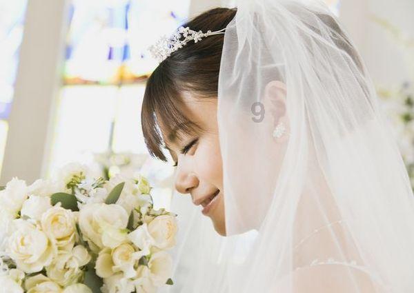 女子用身体撑住老人防止其摔倒 获见义勇为专项奖励